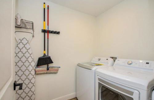 Stunning Modern Dream Home w Pool Grill Foosball - Foto 30