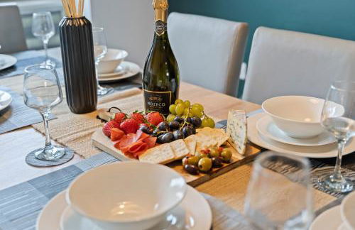 Exquisite 7 Bedroom 5 Bathroom House - Over 1900 sqft - Close to City Centre with Free Parking, Fast W-Fi and SmartTVs by Yoko Property - Foto 41