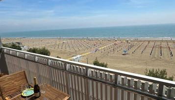 Appartamento fronte mare con terrazzo e parcheggio privato - Foto 2