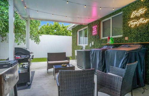 Escape GameRoom, BAR, BBQ, Spacious,KING Bed, All Luxury mattresses, Near Beach, 6 blocks away from Bars, Nite Clubs, Res, Shops - Photo 23