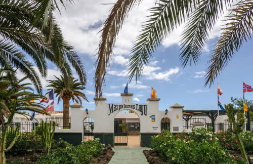 Modern Oasis with Sun & Style 3 Pools AC WiFi - Photo 32