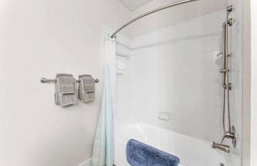 Prime SoCo King Bed 1BR & 2BR Suites w Gym, Pickleball, Laundry - Photo 20