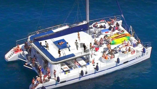 Excursión a Cala Blanca en catamarán - Photo 3