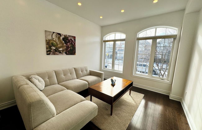 Spacious 4-Bedroom Retreat - Photo 25