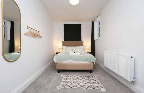 Modern 3 Bed - M4 ACCESS - Wi-Fi - Photo 49