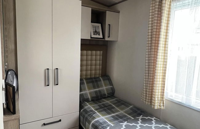 2 Bed Caravan - Sleeps 6 - Parking - Pets - Photo 11