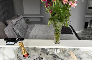 The Norwich Hideaway - Private Hot Tub - Photo 7