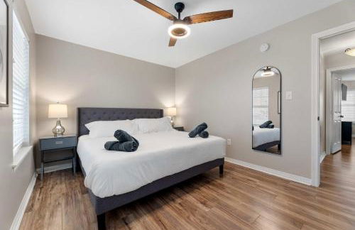 Luxurious Home with Huge Pool - Photo 38