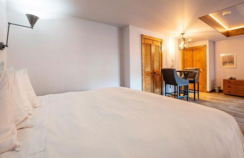 Studio Efficiency Unit with Balcony over Mountaineer Square condo - Foto 8