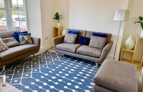 Neath, South Wales Getaway - 4 Bedroom Home -7 Guests - Free Parking - Foto 1