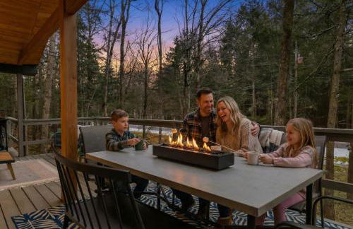 Evergreen Escape Hot Tub Firepit Resort Pool - Foto 39