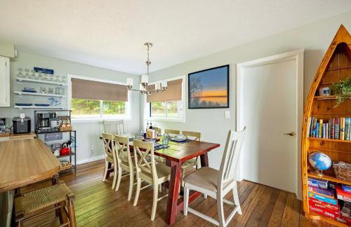 Waterfront Deck and Dock Torch Lake Home! - Foto 4