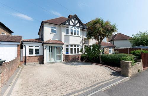 Pass the Keys Stunning Spacious Chessington Gem with Parking - Photo 46
