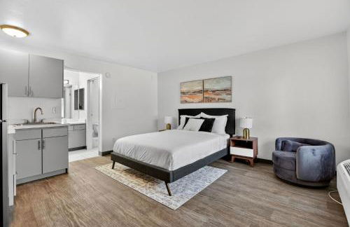 Chic furnished studio with inviting modern decor - Photo 1