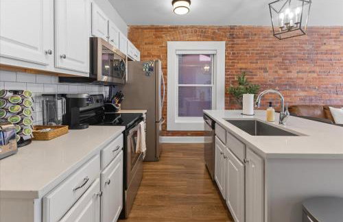 Steps Away From Mass Ave in Heart of Indy with Balcony - Foto 13