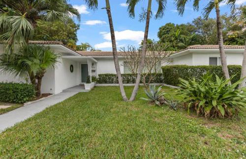 Modern Tropical Pool House North Miami Hot Tub - Foto 33