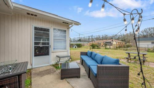 Spacious Backyard • Alfresco Dining • Pet Friendly - Photo 1