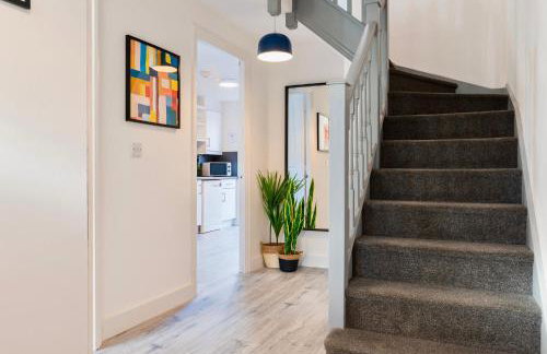 Spacious 5 Bedroom House Sleeps 9 with Parking - Foto 24