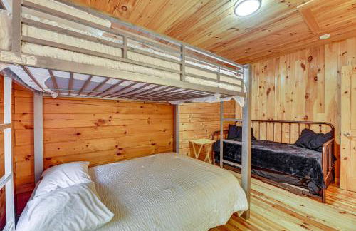 15 Mi to Snowshoe Resort Cabin with Deck and Fire Pit - Foto 16