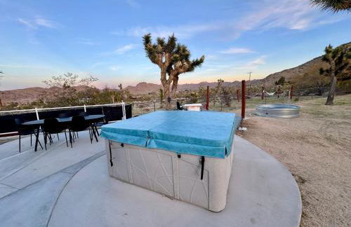 Epic Views, Huge House, Acres of J-Trees to explore, Hot Tub, Pool, AC, and Mini-Golf - Foto 63