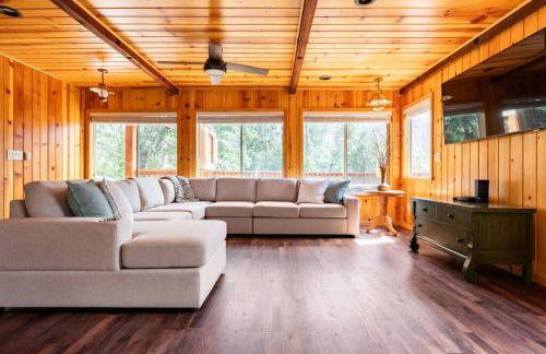 Sequoia Retreat- Spacious Cabin, Hot tub, & Sundeck - Foto 38