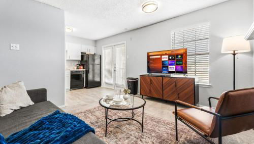 Upscale 1BR with Pool, Gym, and Modern Touches - Foto 2