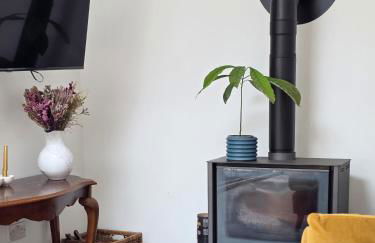 Whimsical Countryside Escape with Sprawling Garden - Foto 12