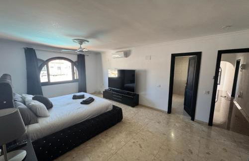 Large Villa in Maspalomas with Huge Private Pool, Jacuzzi & Gym - Foto 9