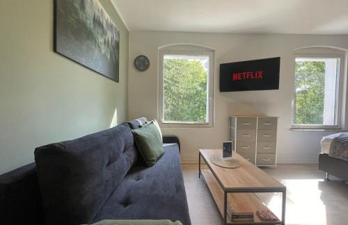 Vorstadtoase - 3 Personen - Apartment mit Queensize-Bett, Badewanne, Schlafcouch, Parken, Netflix, Nähe BER - Foto 6