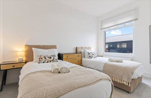 Beautiful House - Sleeps up to 7 - Free Parking, Fast Wifi and Smart TV by Yoko Property - Foto 10