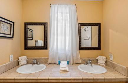 Dandelion by Avantstay Pool, 0.2mi to Downtown! - Foto 42