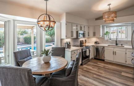 New Listing! Stylish 4 Bdrm W/pool and Game Room - Foto 32