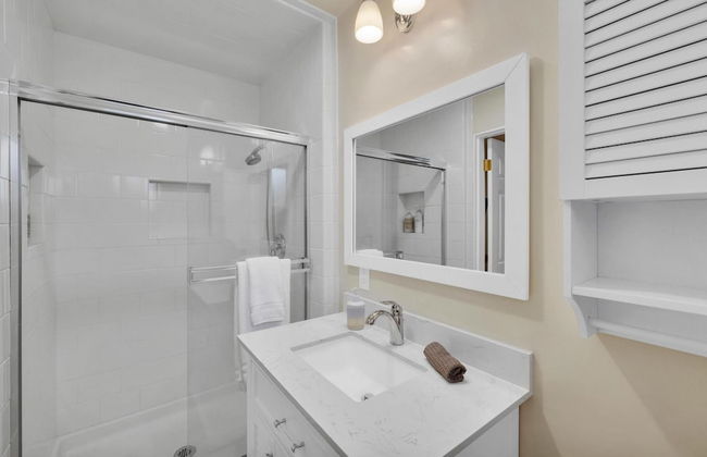 Designer Coastal Paradise w Pool - Steps to Beach - Foto 33