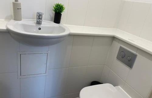 Ashford 4-Bed Townhouse with Garden and Parking - Foto 36