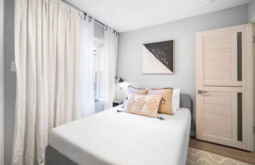 Unit 3 European style King size bed Stockton College - Foto 8