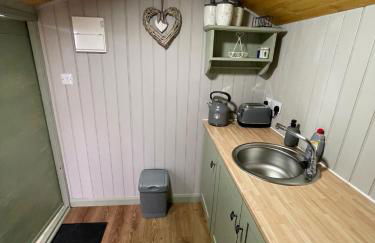 Oakley View Shepherds Hut with hot tub - Photo 12