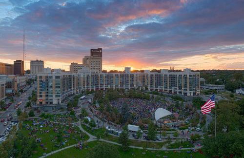 Modern Townhome Near Downtown walk to CWS! - Foto 14