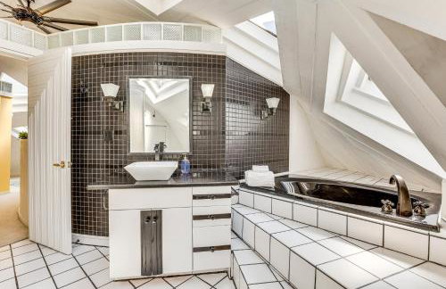 Walk to School House Winery Home with Deck! - Foto 18