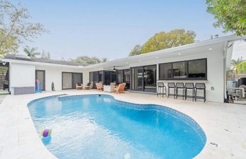 Resort Style Backyard Heated Pool Hot Tub Fire Pit - Foto 35