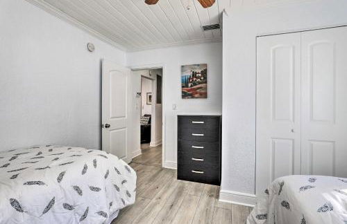 Chic Home with Fire Pit and Patio, Walk to Lake! - Foto 22