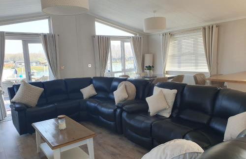 Routh 2-Bed Luxury Lodge Hot Tub & Lake View - Foto 25