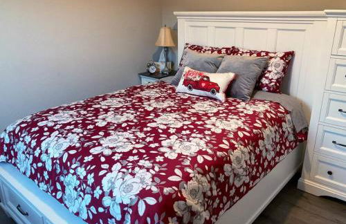 Country-Style Modern Living Suite w/Queen Bed - Foto 3