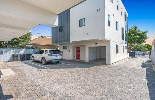 Luxury Townhome with Gated Parking and Private Balcony - Foto 30