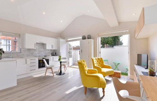 1 bedroom flat in centre of Odiham- free parking - Photo 1