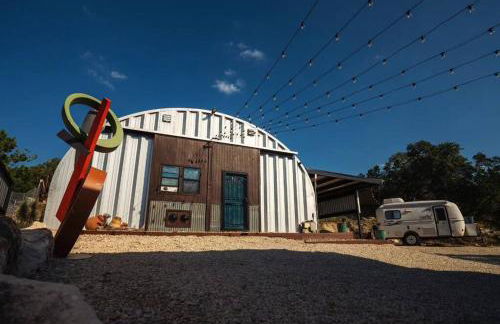 Hill Country Hangar with hottub, 7 minutes from the river and lake - Foto 35