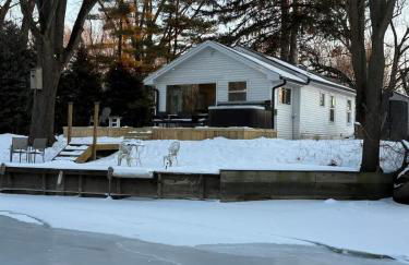 Cozy 3BR Cabin With Hot Tub on Nippersink Creek - Photo 89