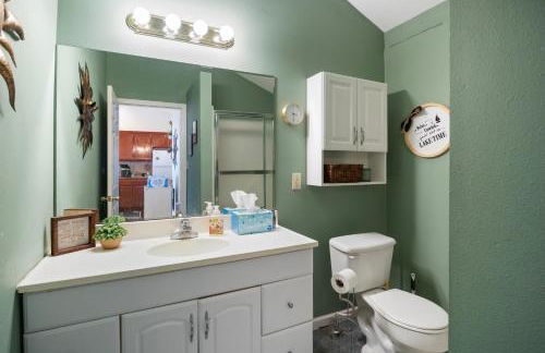 Pet-Friendly Lakefront Home in a Quiet Cove w/ Netflix, Outdoor Seating, Boat Slip - Foto 27