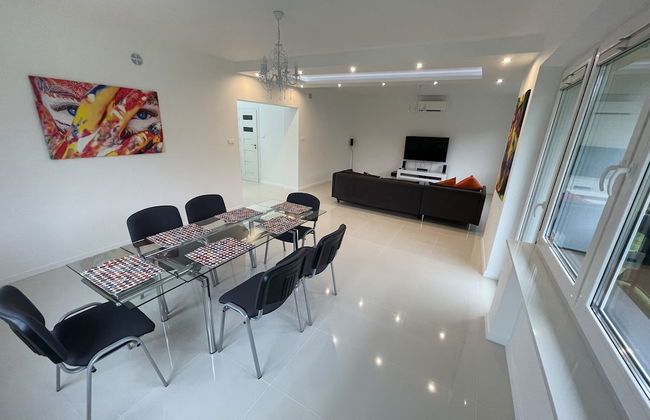 Modern House with Garden - Photo 15