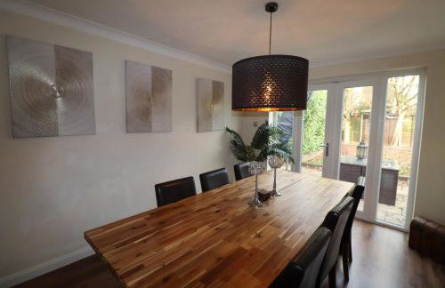 Binfield - Spacious Luxurious Four Bedroom House - Photo 1