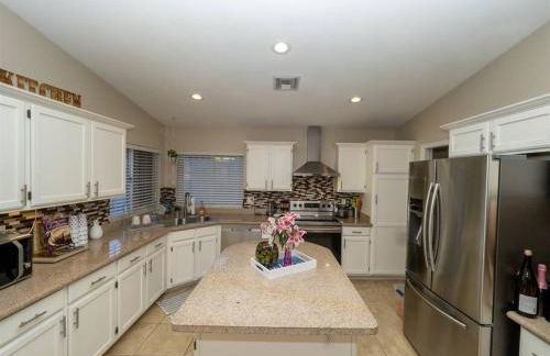 Spacious house with pool heater, hot tub, billiards - Foto 13